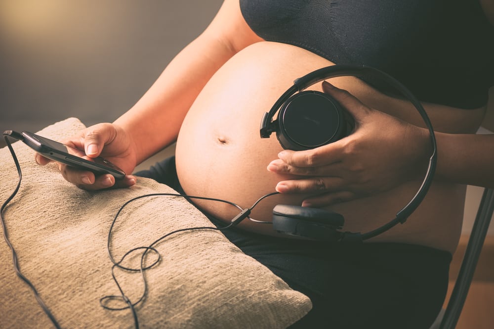 Bindungsaufbau mit Baby im Bauch durch Musik, Tönen, Vorlesen und Vorsingen