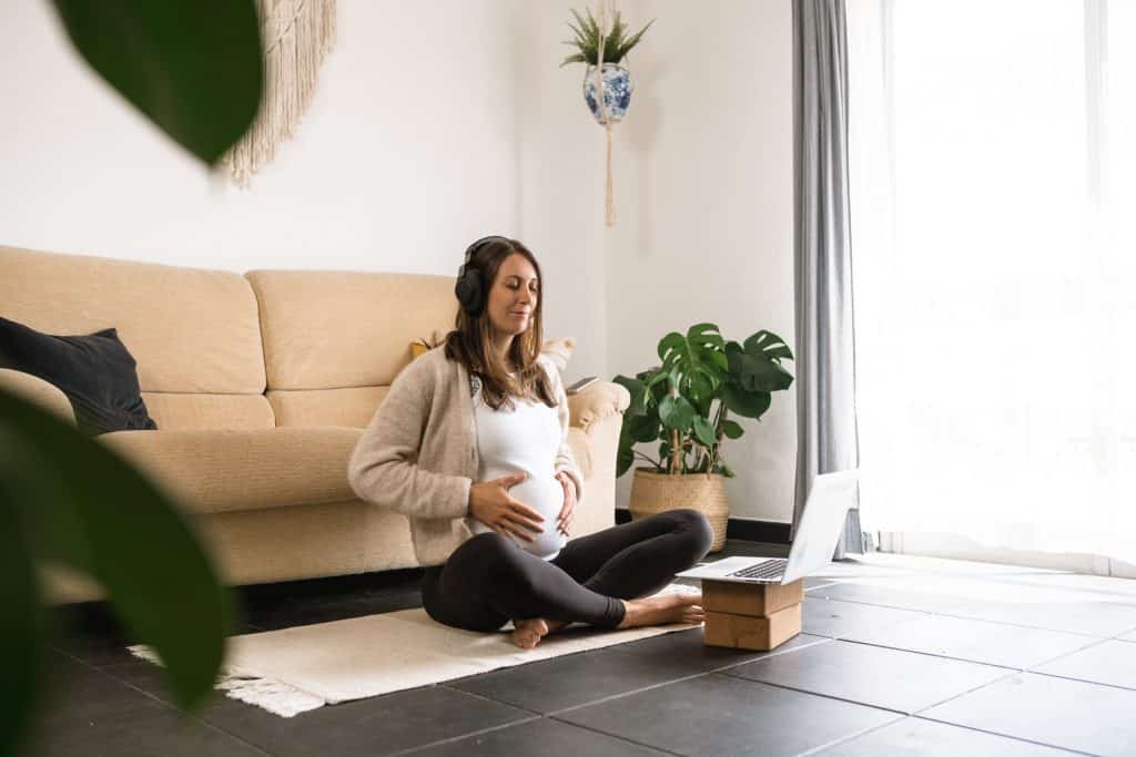 Meditationen in der Schwangerschaft mit Baby verbinden Atemübungen in der Schwangerschaft