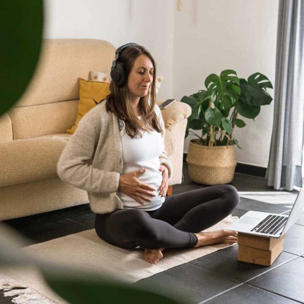 Yoga und meditationen im ersten Trimester der Schwangerschaft