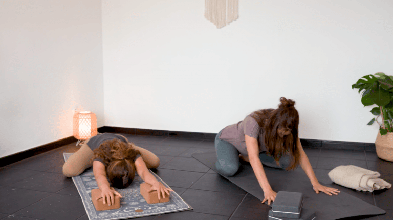 Haltung des Kindes Childspose Yoga in der Schwangerschaft Yogaasana bei Rückenschmerzen in der Schwangerschaft