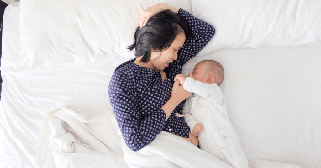 Wochenbett Motherhood neue Mutterschaft Pospartum Mutter mit Baby
