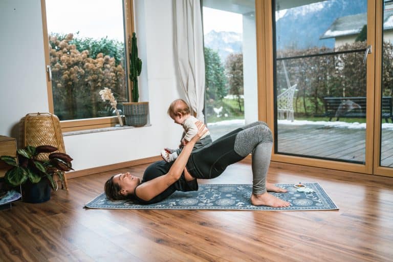 Yoga mit Baby Mama und Baby