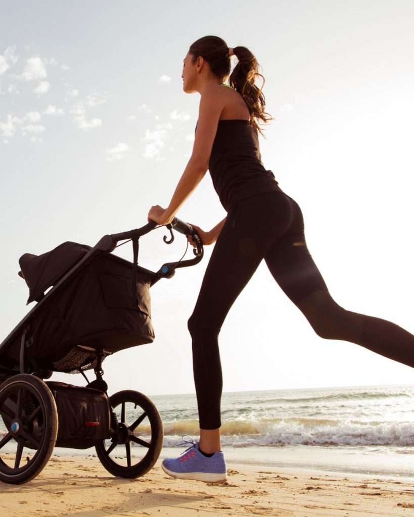 Laufen während der Stillzeit laufende Mama mit Kinderwagen