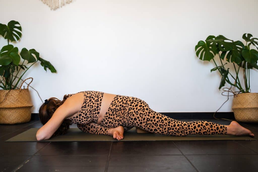 Taube Yoga Pose Ischias Beschwerden Schwangerschaft.jpg